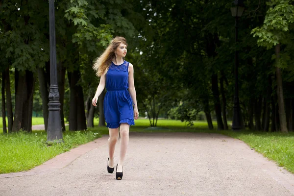 Mulher loira jovem bonita em vestido azul — Fotografia de Stock