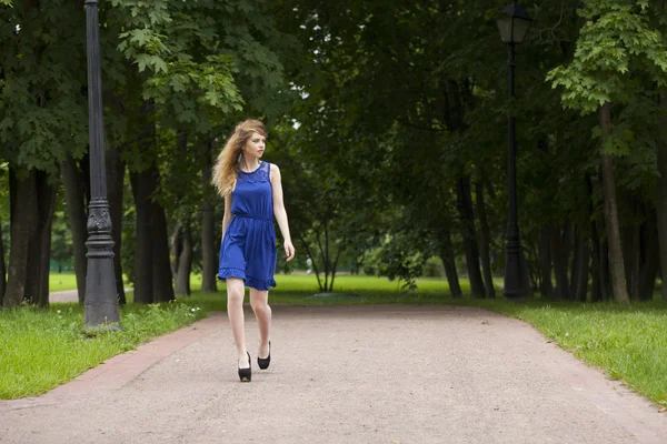 Vacker ung blond kvinna i blå klänning — Stockfoto