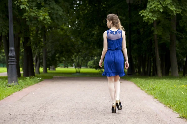 Mulher loira jovem bonita em vestido azul — Fotografia de Stock