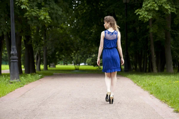 Mavi elbiseli sarışın güzel genç kadın — Stok fotoğraf