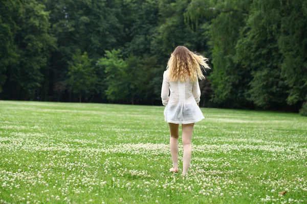 離れて歩いて若い美しいブロンドの女性 — ストック写真