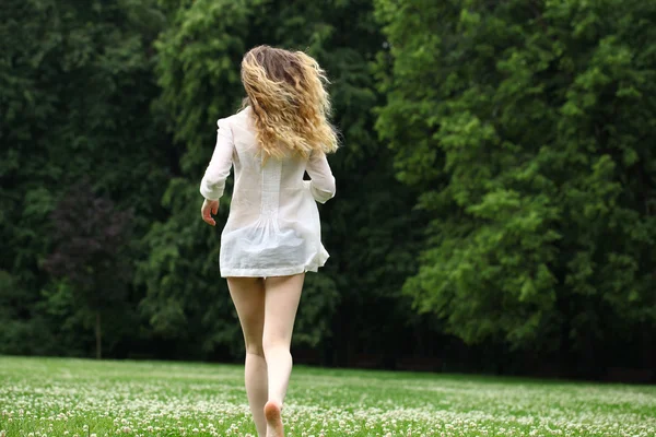 Jovem bela mulher loira se afastando — Fotografia de Stock