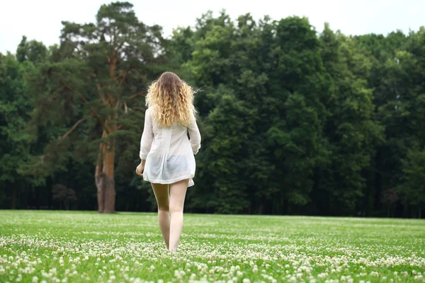 Giovane bella donna bionda che se ne va — Foto Stock