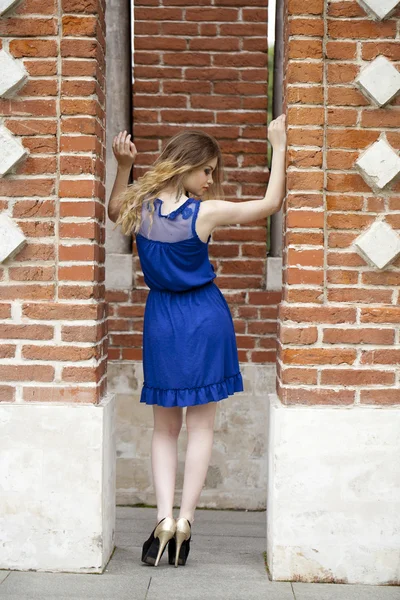 ब्लू ड्रेस में सुंदर युवा सुनहरे बालों वाली महिला — स्टॉक फ़ोटो, इमेज