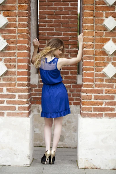 Mulher loira jovem bonita em vestido azul — Fotografia de Stock