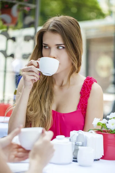 Pretty young blonde woman sitting in the cafe — Stock fotografie