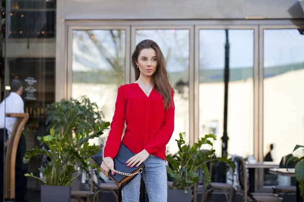 Retrato de una hermosa joven con camisa roja en el fondo — Foto de Stock