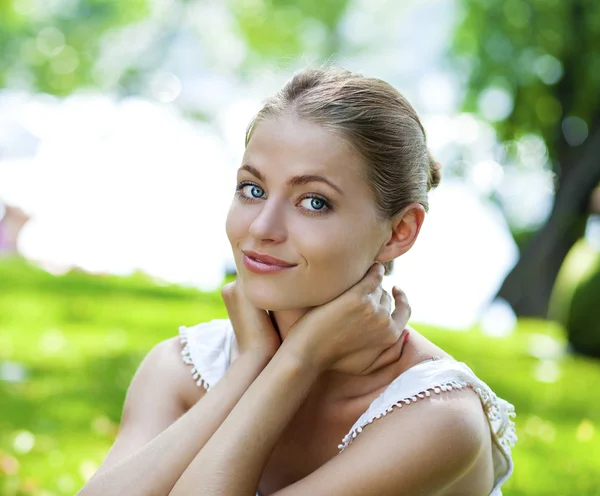 Portret close up van jonge mooie blonde vrouw, op achtergrond — Stockfoto