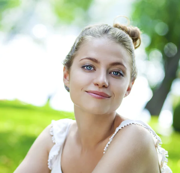 Retrato de cerca de la joven hermosa mujer rubia, en el fondo — Foto de Stock