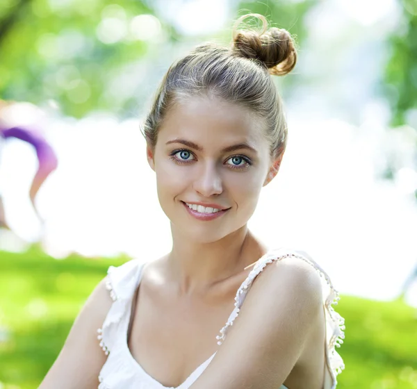 Retrato de cerca de la joven hermosa mujer rubia, en el fondo — Foto de Stock