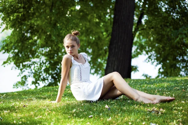 Jovem bela mulher loira — Fotografia de Stock