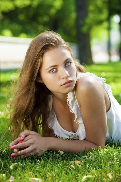 Jovem bela mulher loira — Fotografia de Stock