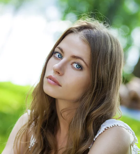 Retrato de cerca de la joven hermosa mujer rubia, en el fondo —  Fotos de Stock