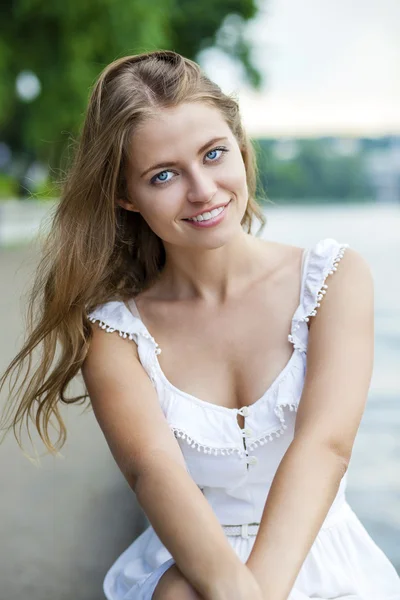 Fiatal gyönyörű szőke nő, a háttér közelről portré — Stock Fotó