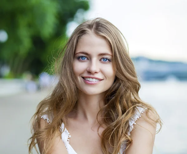 Retrato de cerca de la joven hermosa mujer rubia, en el fondo — Foto de Stock