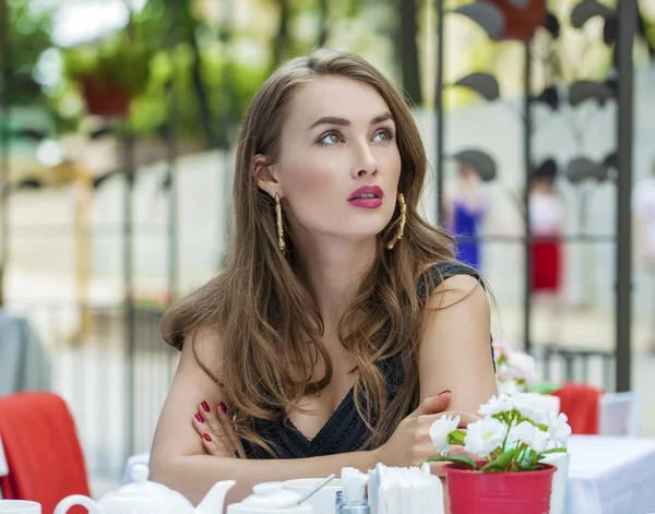 Pretty young blonde woman sitting in the cafe — Stock fotografie