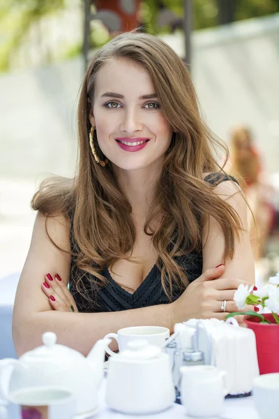 Pretty young blonde woman sitting in the cafe — Stok fotoğraf