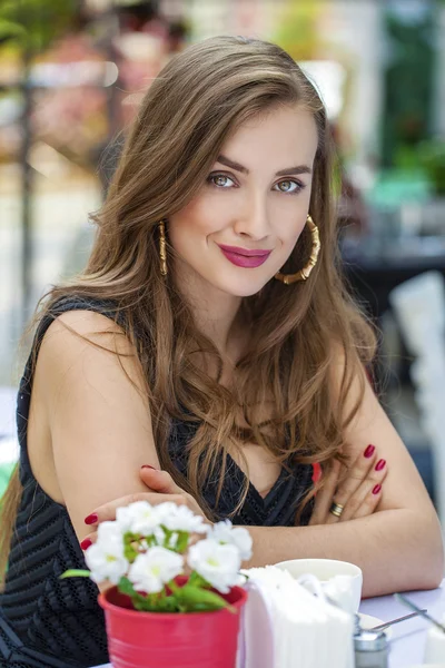 Mujer rubia bastante joven sentada en el café —  Fotos de Stock