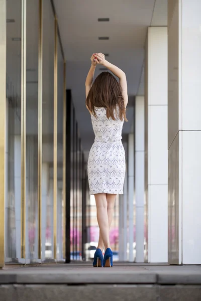 Vacker ung kvinna i vit sexig klänning — Stockfoto