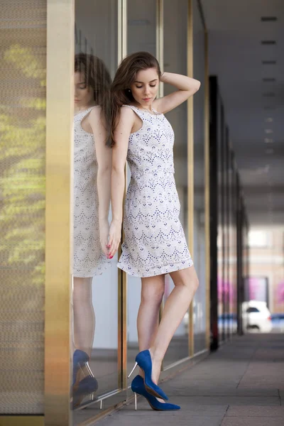 Schöne junge Frau im weißen sexy Kleid — Stockfoto