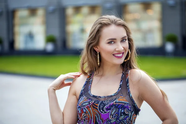 Porträt von jungen schönen blonden Frau, auf dem Hintergrund — Stockfoto