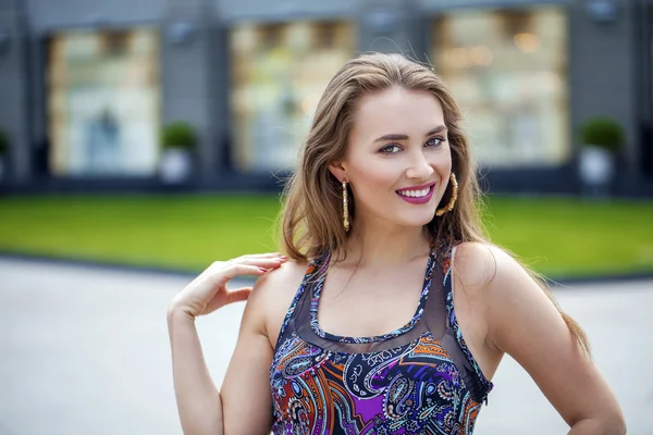 Retrato de cerca de la joven hermosa mujer rubia, en el fondo — Foto de Stock