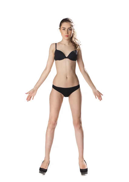 Full längd porträtt av en vacker ung modell i svart bikini — Stockfoto