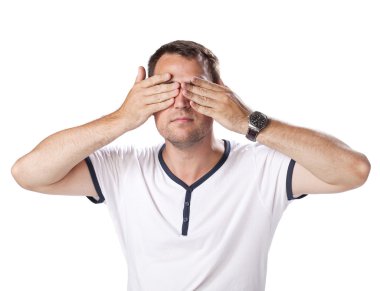 Genç adam gözleri ellerini kapatır