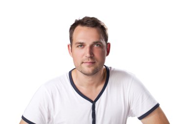 Beyaz arka planda izole edilmiş genç sıradan erkek portresi