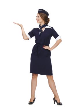 Beyaz bir arka plan üzerinde izole güzel gülümseyen hostes