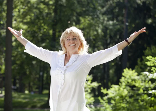 Porträtt av lugn mogen kvinna i parken sommaren — Stockfoto