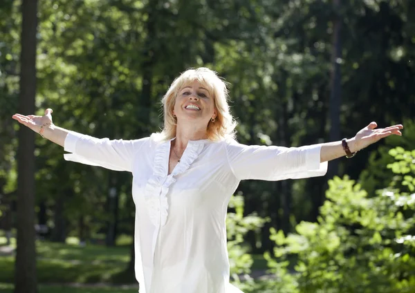 Retrato de linda mulher de meia-idade no parque de verão — Fotografia de Stock