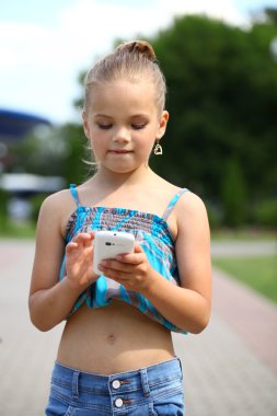 telefon ederken okul kız