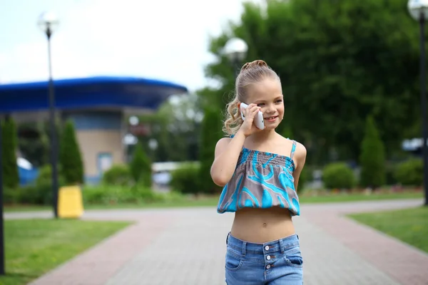 Školy dívka volá po telefonu — Stock fotografie