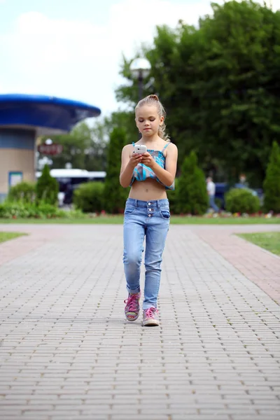 Školy dívka volá po telefonu — Stock fotografie