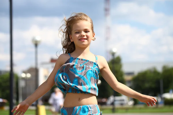 Närbild porträtt av ett sex år liten flicka, mot bakgrund — Stockfoto