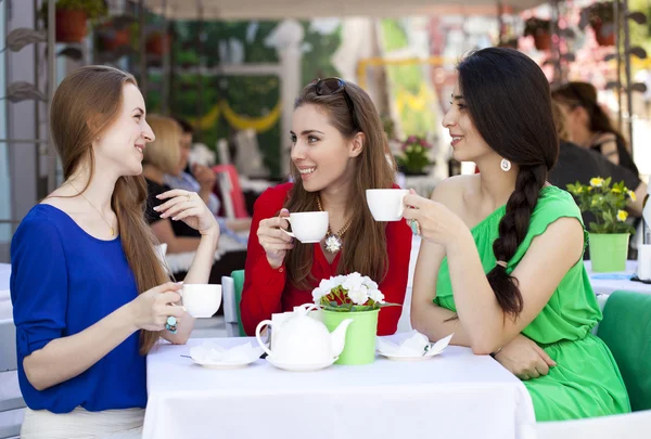 Tři kamarádky šťastná žena sedí u stolu v letní c — Stock fotografie