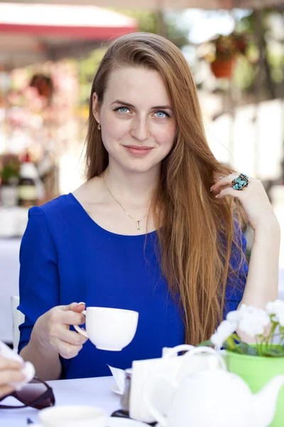 Mulher loira muito jovem sentada no café — Fotografia de Stock