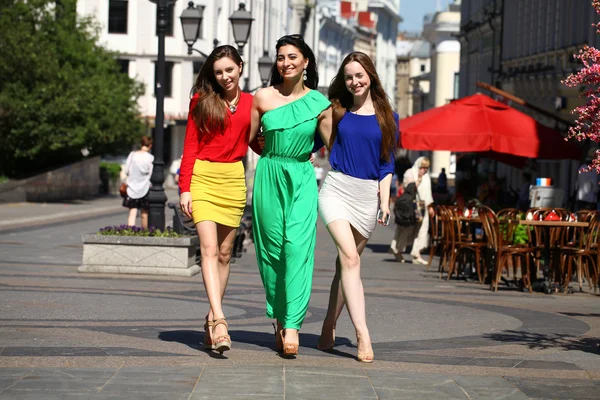 Drei schöne junge Frauen in farbenfrohen Kleidern — Stockfoto