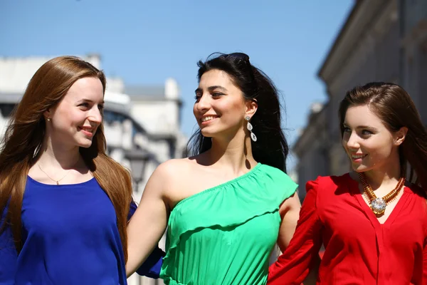 Tiga wanita muda yang cantik dengan gaun berwarna-warni — Stok Foto