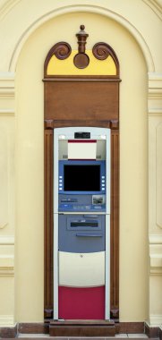 Bir bankada modern kapalı otomatik vezne makinesi