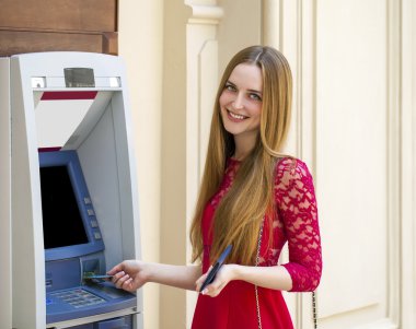 Sarışın Bayan bir otomatik vezne makinesi kullanma 