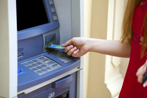 Take cash from the ATM — Stock Photo, Image