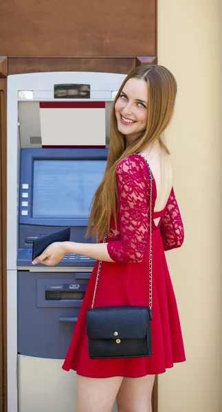 Ξανθιά κυρία χρησιμοποιώντας μια αυτόματη μηχανή χρημάτων — Φωτογραφία Αρχείου