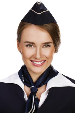 Beyaz bir arka plan üzerinde izole güzel gülümseyen hostes