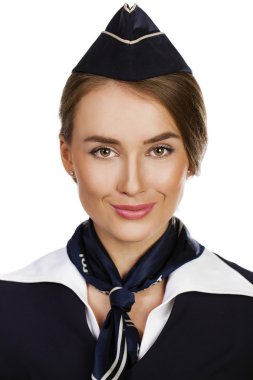 Beyaz bir arka plan üzerinde izole güzel gülümseyen hostes