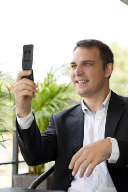 Mobil telefonda konuşurken rahat işadamı portresi portre