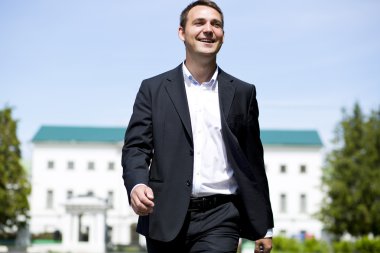 Bir koyu takım elbise ve beyaz gömlek bir genç iş adamı portresi 