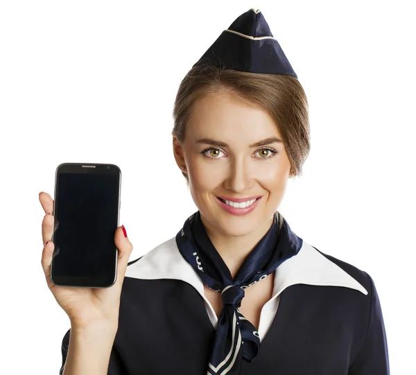 Glückliche junge Stewardess hält ein Smartphone isoliert auf weißem B — Stockfoto