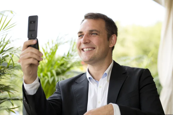 Portrait rapproché d'un homme d'affaires occasionnel parlant sur un téléphone mobile — Photo